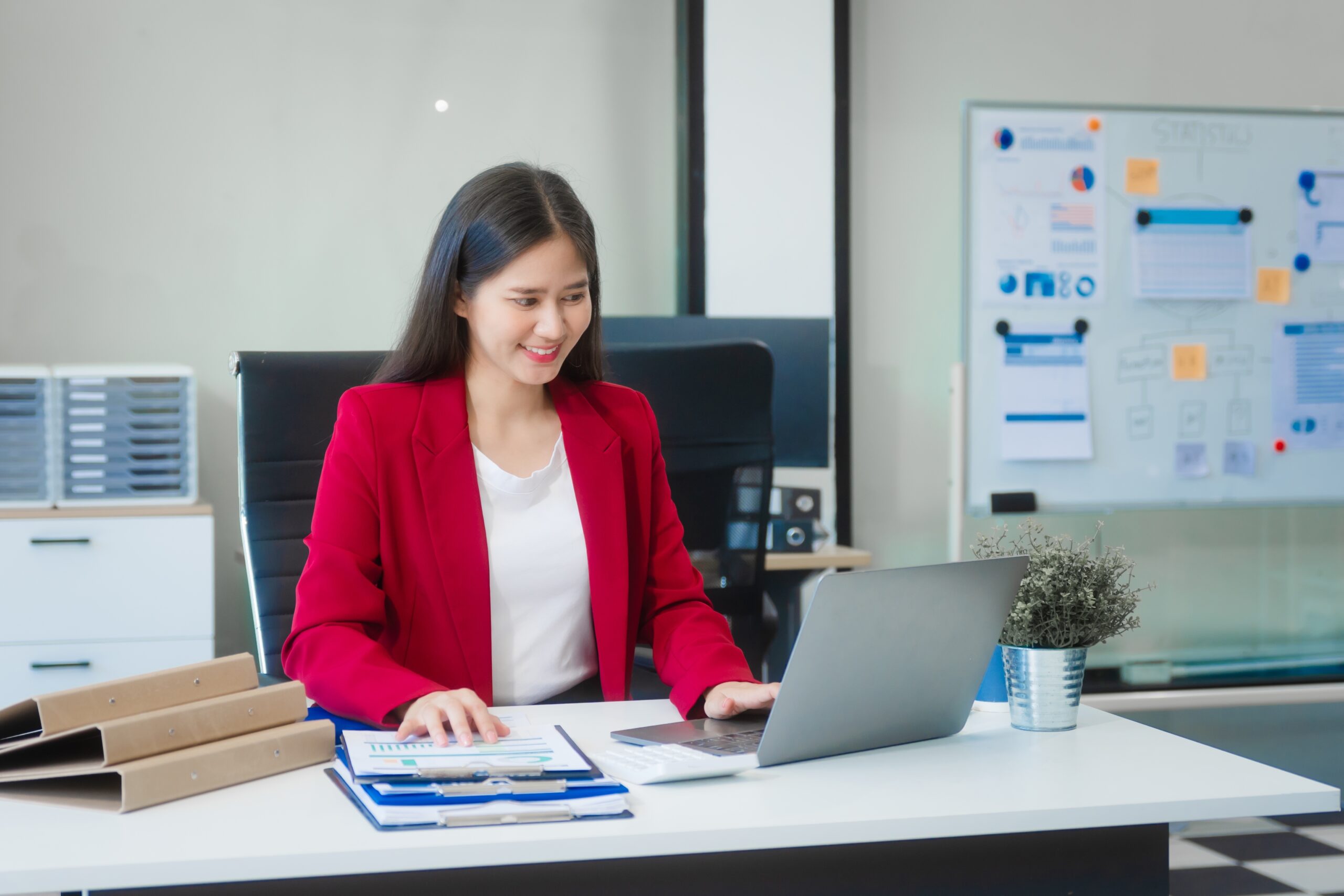 An employee creating a lead generation funnel in her laptop